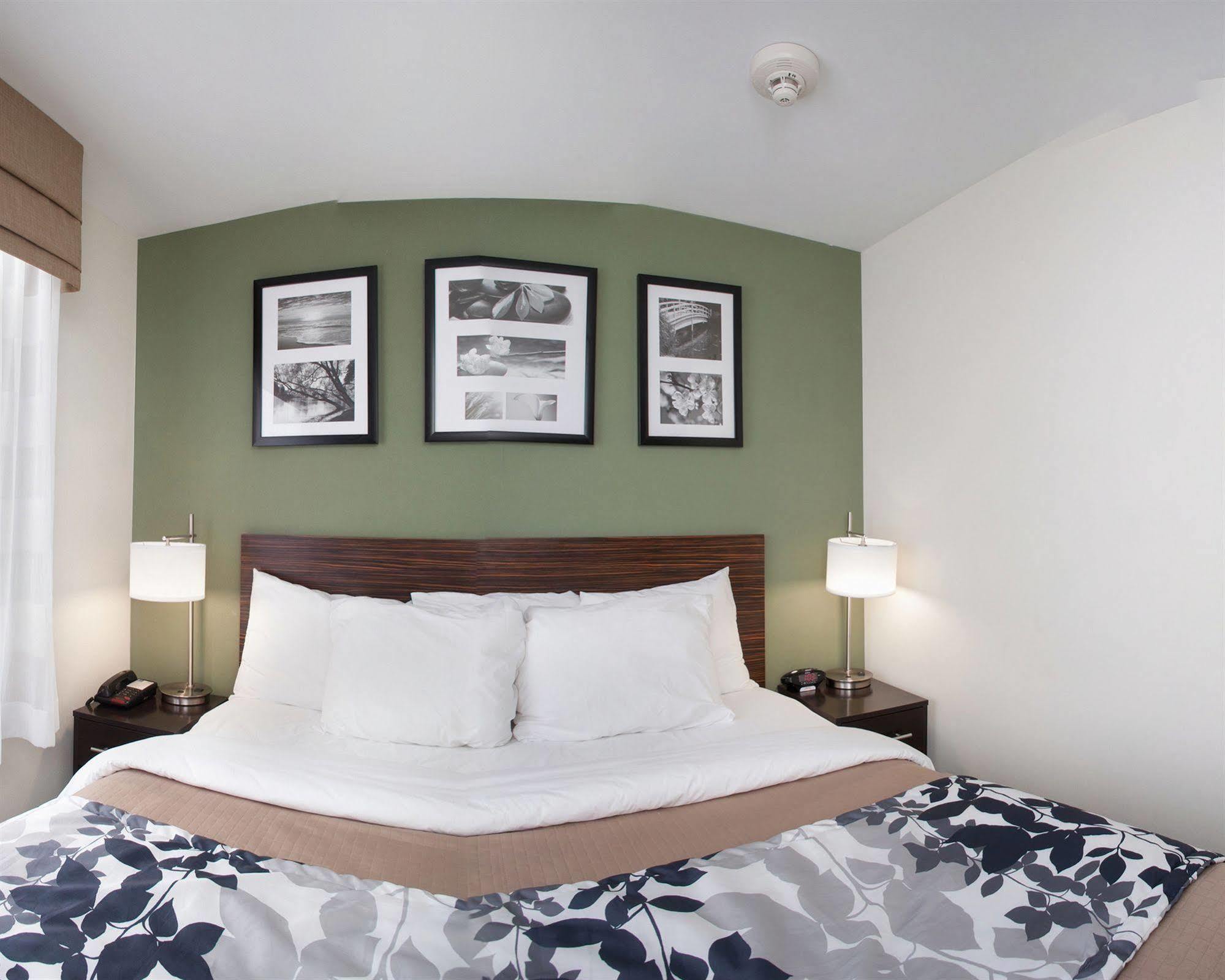 Days Inn By Wyndham Brooklyn Borough Park Нью-Йорк Экстерьер фото